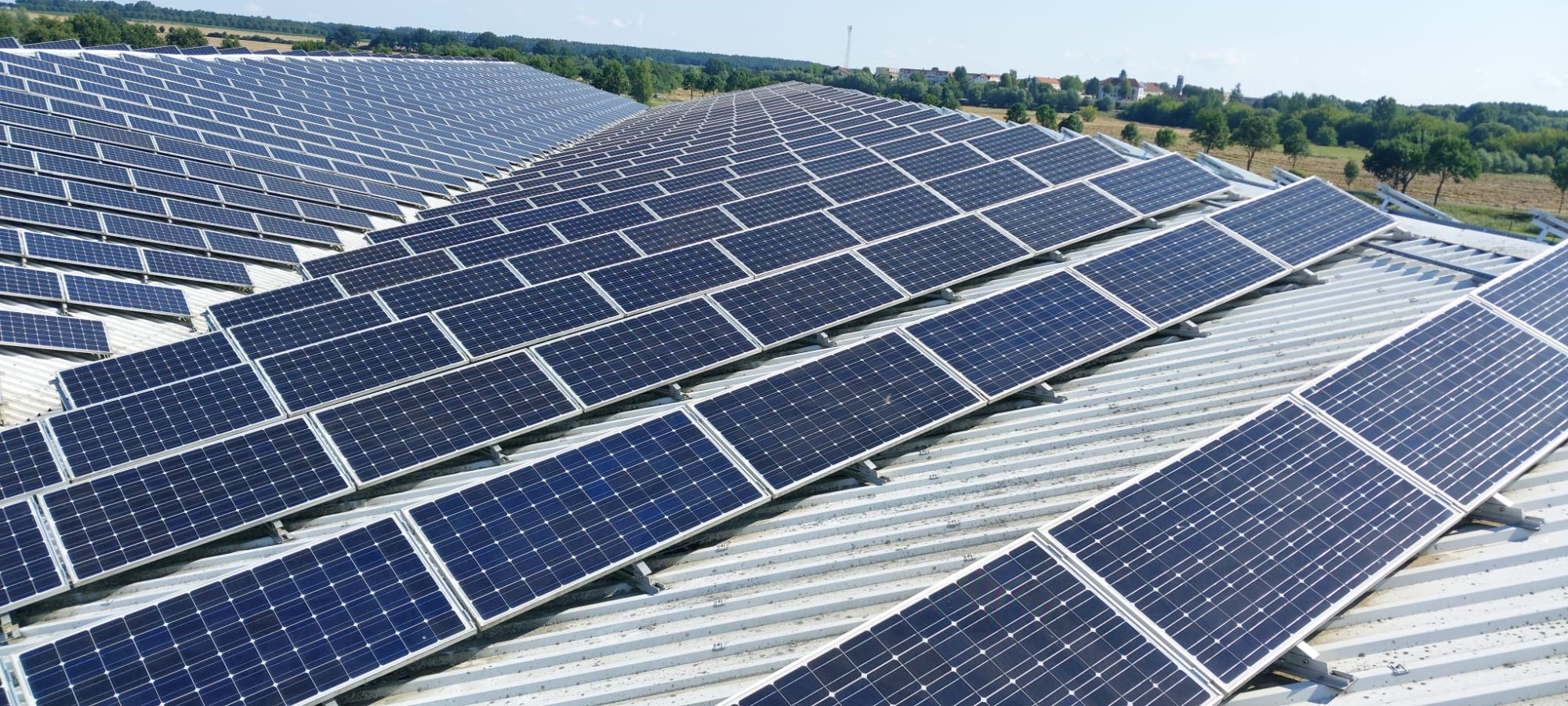 Wielka farma solarna z drona